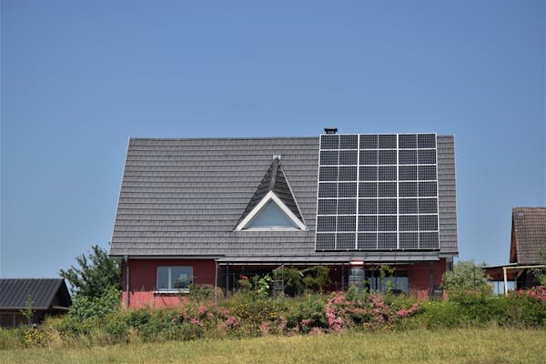 Rénovation énergétique : transformez votre toit en atout écologique
